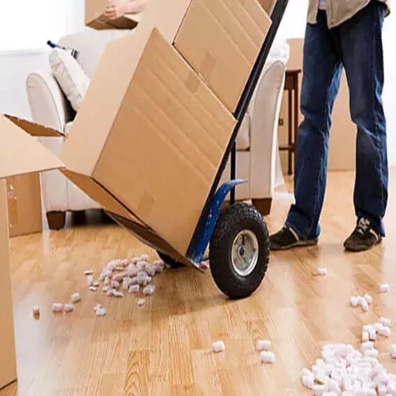Caja de mudanza sobre equipo de carga durante un servicio residencial
