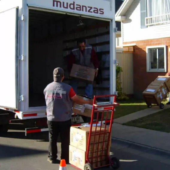 Equipo descargando cajas desde un camión de mudanza