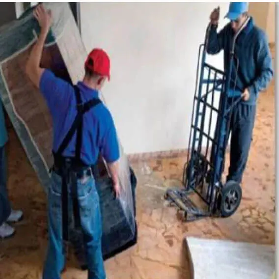 Personal realizando maniobras para mover un mueble grande