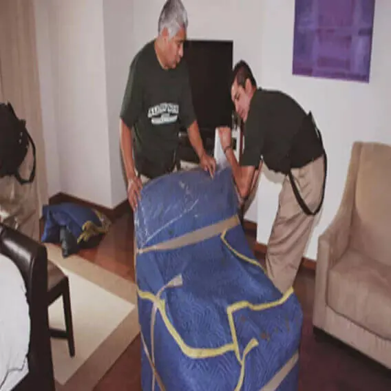 Trabajo de carga durante una mudanza residencial