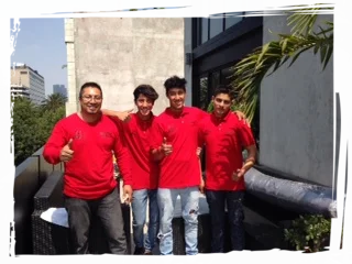 Equipo de Mudanzas la ROSA posando con uniforme rojo